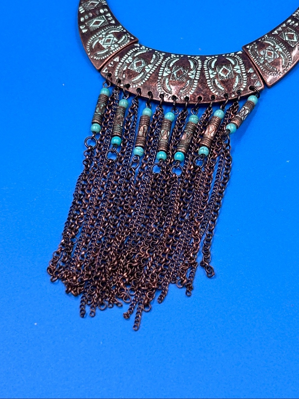 Vintage-style, copper-tone metal necklace featuring turquoise beads - Picture 4 of 4